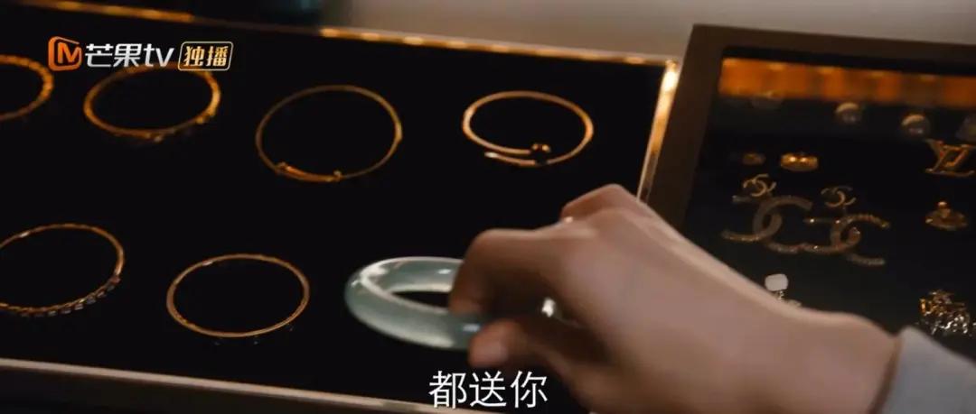 婆婆送的老翡翠手镯,婆婆送百年翡翠手镯