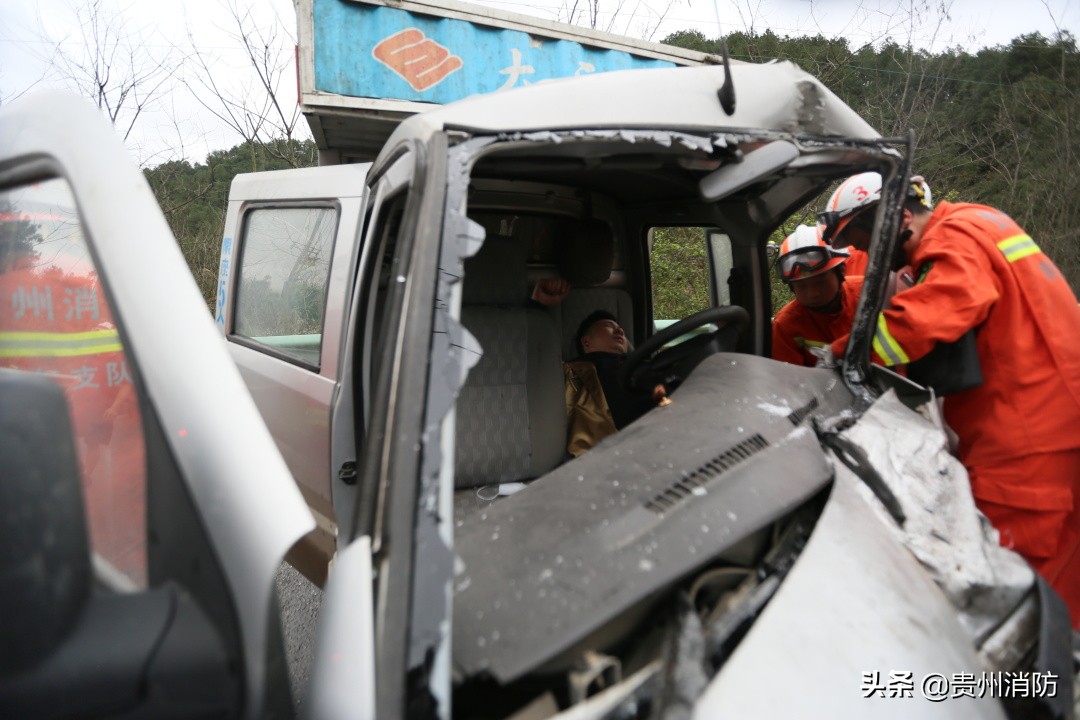 两大车相撞后续,两车相撞现场只有一辆车原视频
