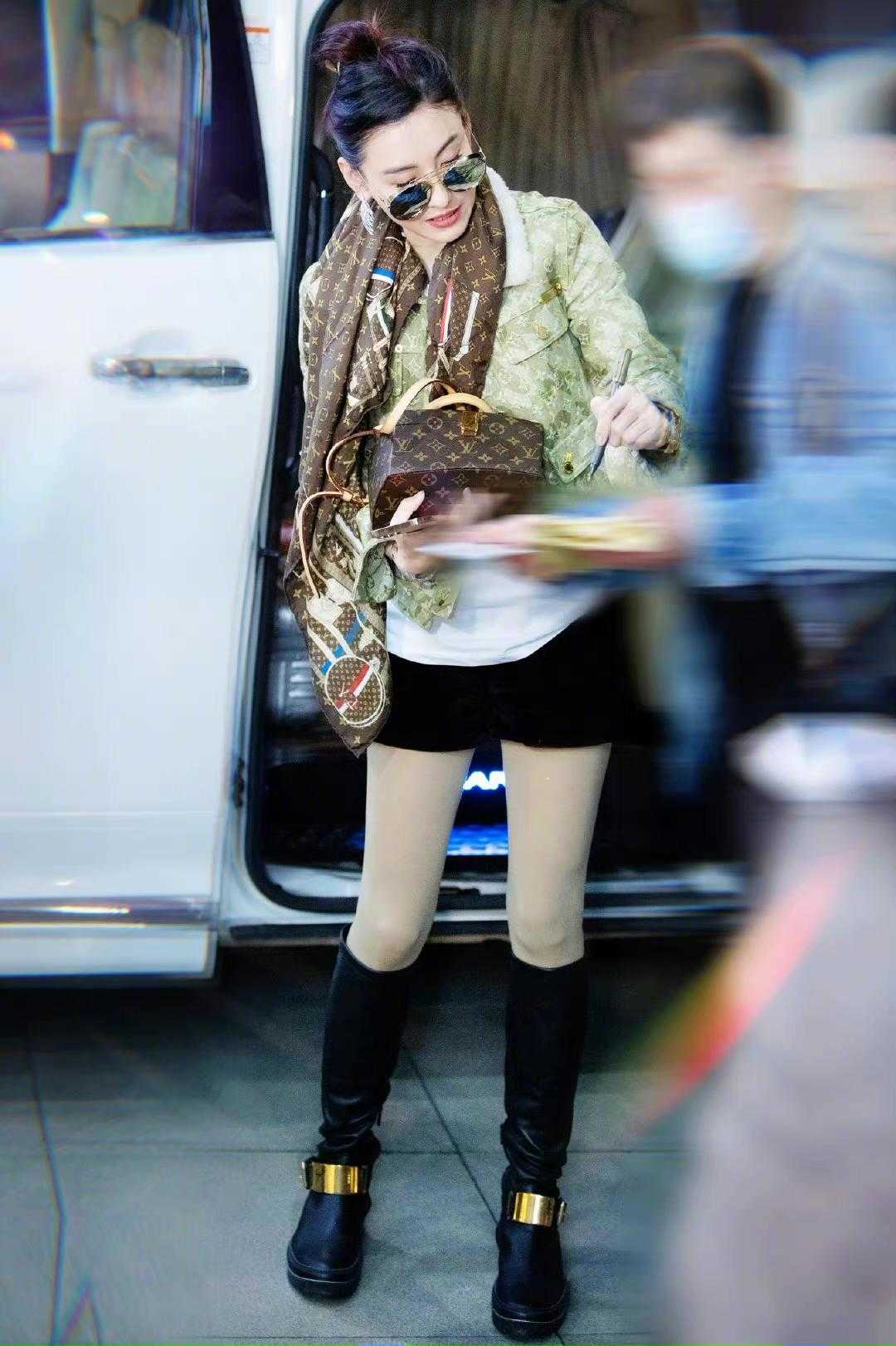 张柏芝穿皮衣怎么搭配 (张柏芝穿格子西装搭配长裙)