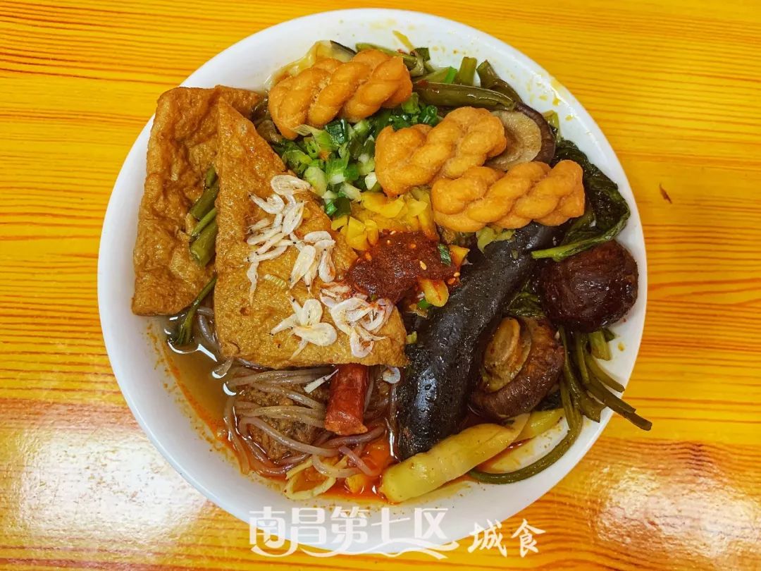 在民德路开了16年的水煮店，花甲肉腰子鸡脚都是心头好|城食19