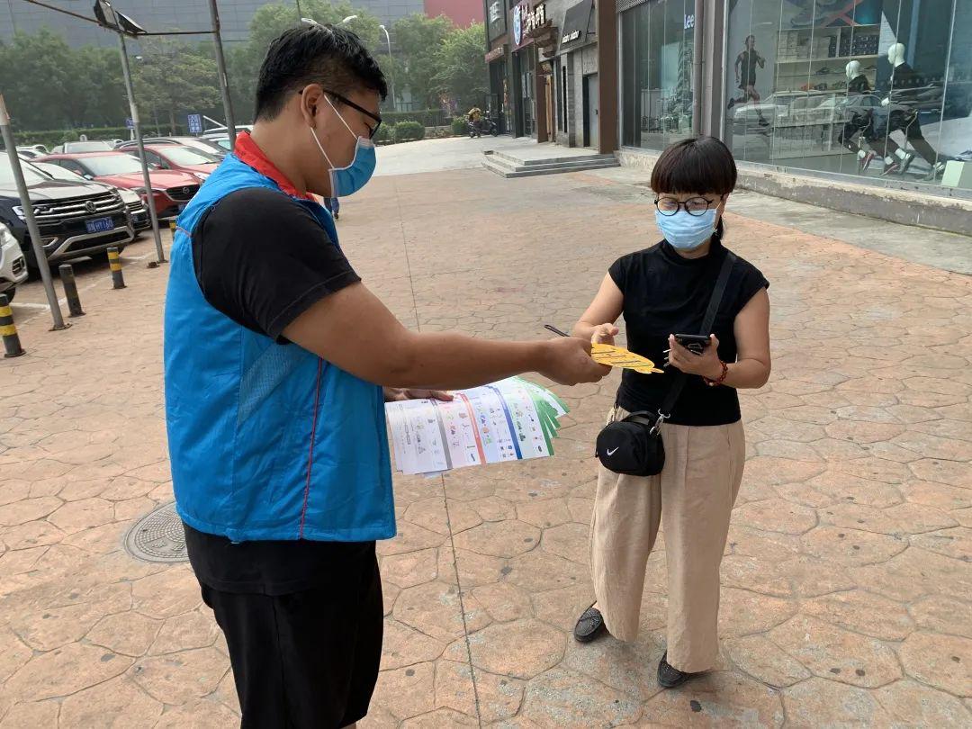 小手拉大手垃圾分类齐步走小报,小手拉小手共创文明捡垃圾