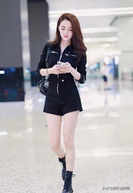 徐璐这是参考了杨幂的穿搭？渔网*袜丝**配运动鞋，网友称：拜师成功