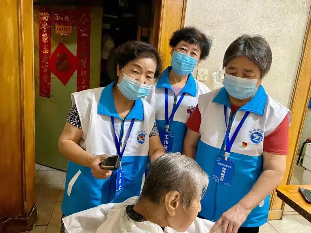 我为群众办实事维修自来水管道,修缮路灯办实事点亮居民放心路