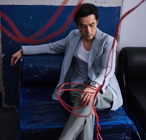 胡歌帅到炸裂,胡歌最新写真再显文艺气息