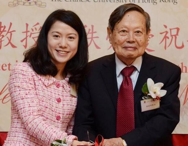 28岁翁帆为何下嫁82岁杨振宁,82岁杨振宁与28岁的翁帆现况怎样