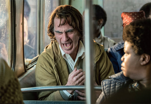 《小丑》里的亚瑟:一个畸形社会背后的“英雄”