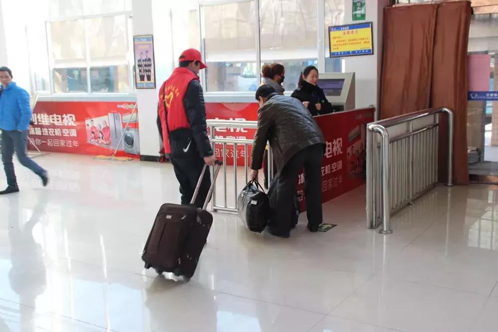 白银:爱心志愿者成为汽车站春运一道最亮风景线