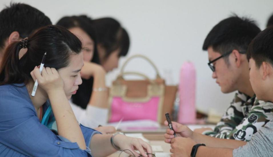 “我买了一双200元耐克鞋”,失去助学金,贫困生不配有好生活?