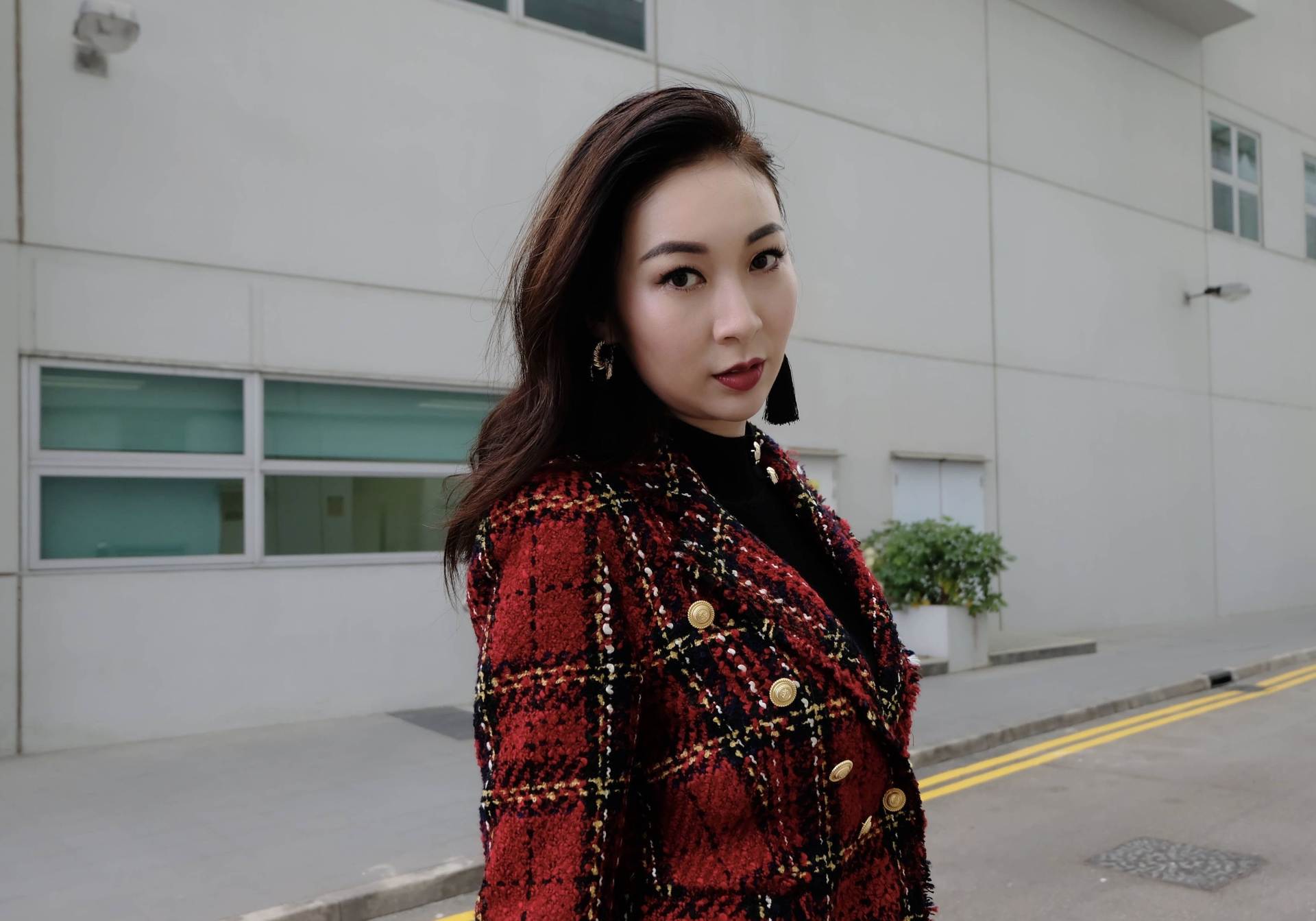 香港著名女星逆境下开奶茶店,亲自制作饮品,冒雨派发传单做宣传