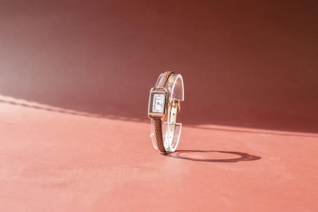 送这被夸有品位！三吉彩花同款腕表，女友戴了爱不释手