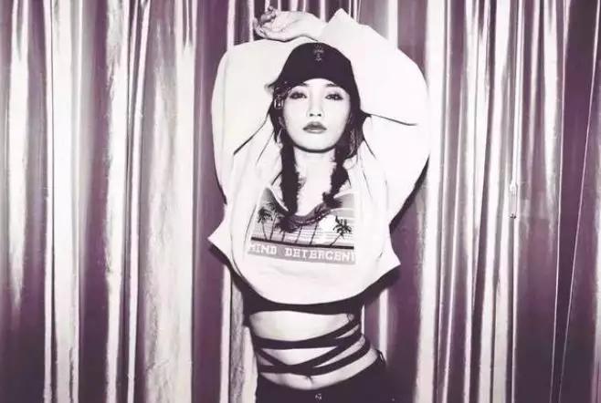 浠庡奖鍚庡埌缃戠孩鐨勬潕灏忕拹,鏉庡皬鐠愪粠褰卞悗鍙樻垚缃戠孩