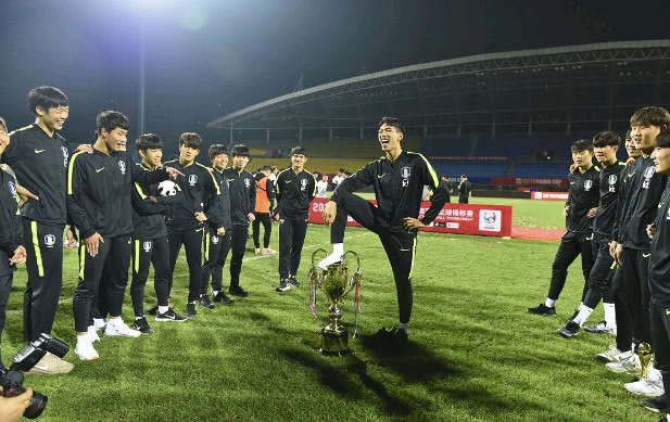 韩媒评价熊猫杯,韩媒报道韩国脚踩熊猫杯冠军奖杯