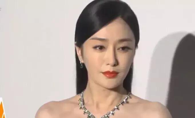 你还被卡粉浮粉困扰？4招打造服帖妆容，手残*党**也能学会