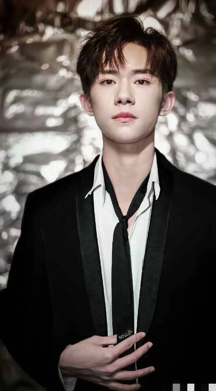 胖虎摔跤，易烊千玺只敢远远观看，粉丝却希望胖虎能挑战老板