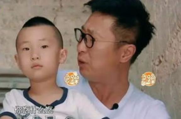 宝爸拉儿子聊人生，宝妈受不了报警！其实，爸爸唠叨比妈妈更可怕