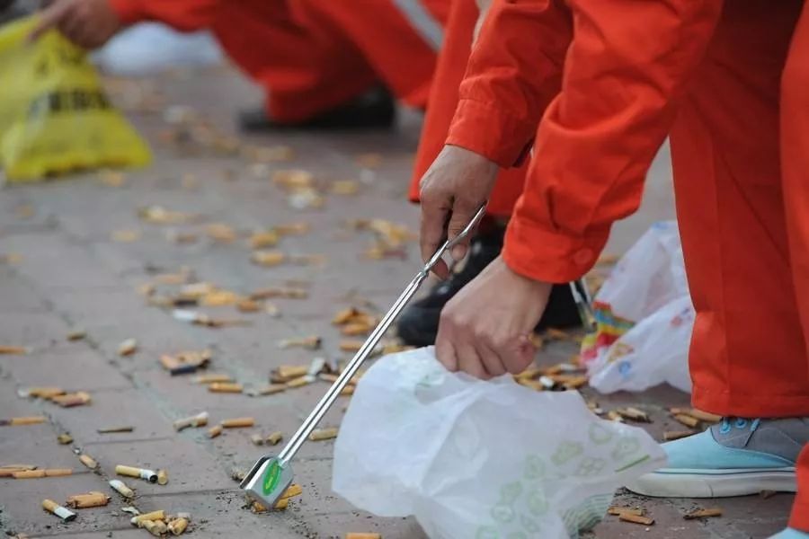 环卫工为什么又辛苦工资又低,环卫工人很辛苦为何工资却很低