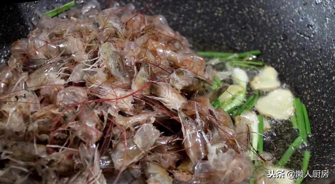 剥完虾仁,壳儿不要扔,这样简单一做,比浓汤宝还鲜,简单又好学