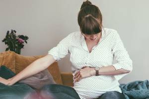 怀孕有褐色分泌物需要注意什么,怀孕中期会有分泌物正常吗