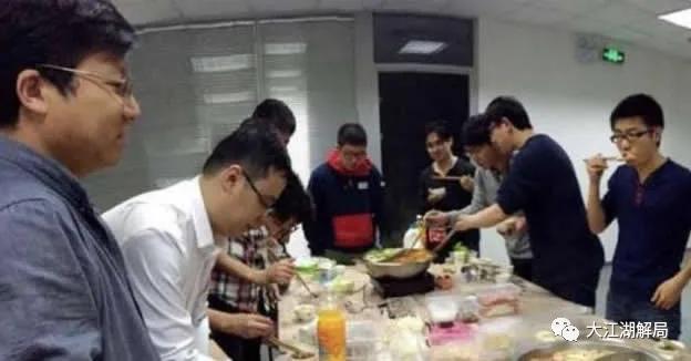 两个男人一起挣钱的工作,两个男人合伙做的生意