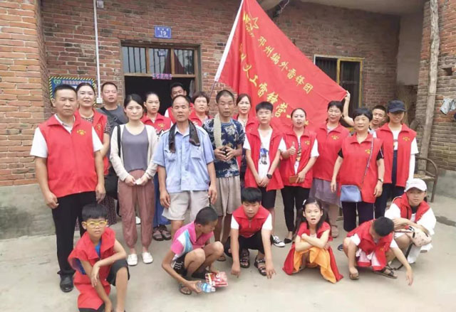 带上爱，再出发！邓州义工雷锋营连续六年帮扶的小张燕考上二高了