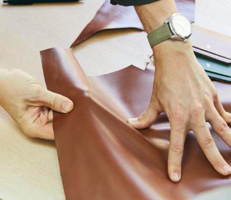 钱包中的冈本001，为移动支付设计的轻奢钱包，用它掏钱浪到飞起