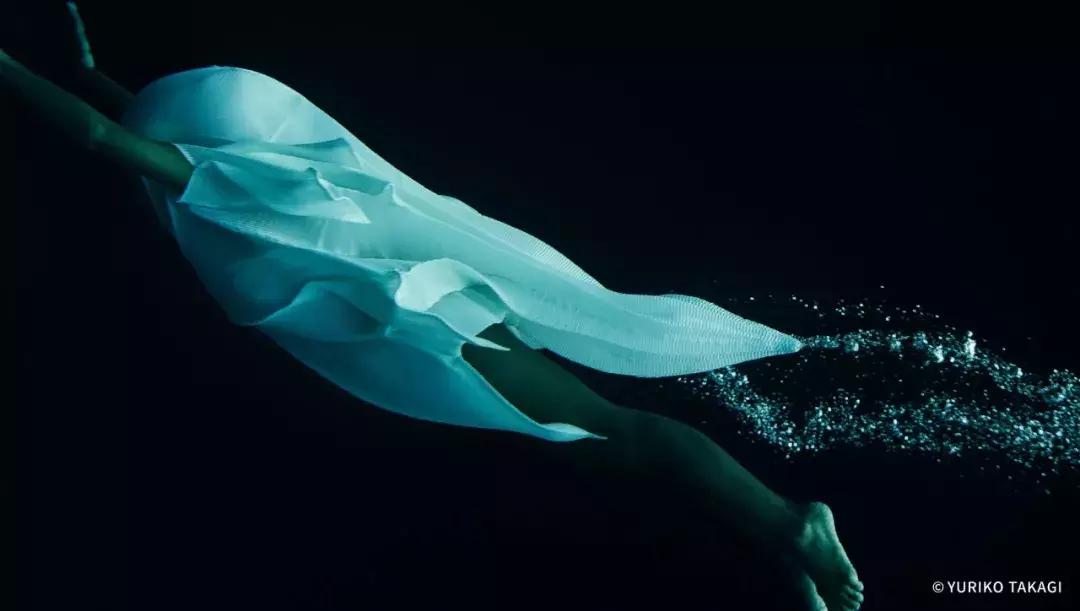 25年前，一个日本人带着天价衣服到中国，给西北人拍了一批硬照