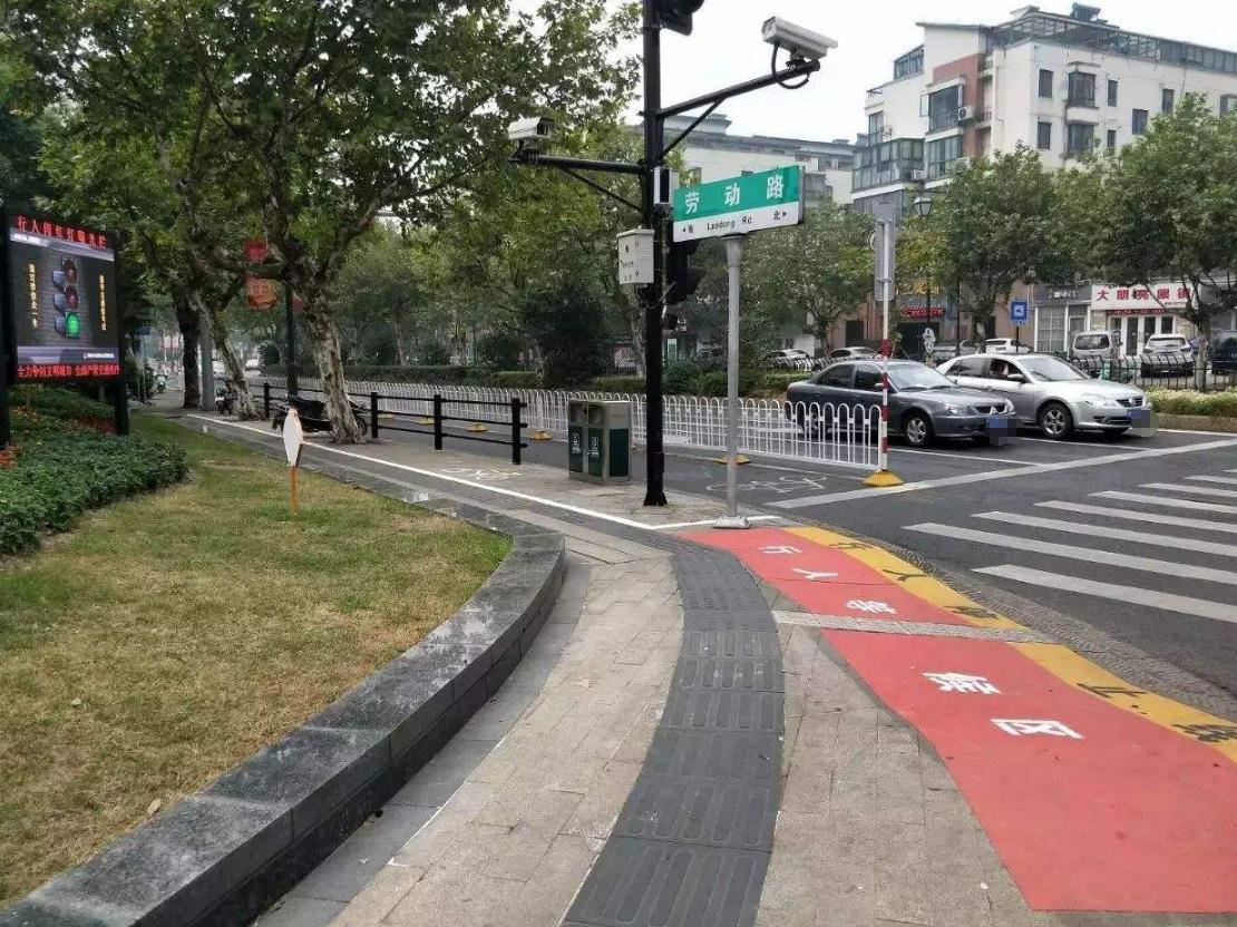 为何有人等红灯时一直踩着刹车,开车等红灯怎么踩刹车才是正确的