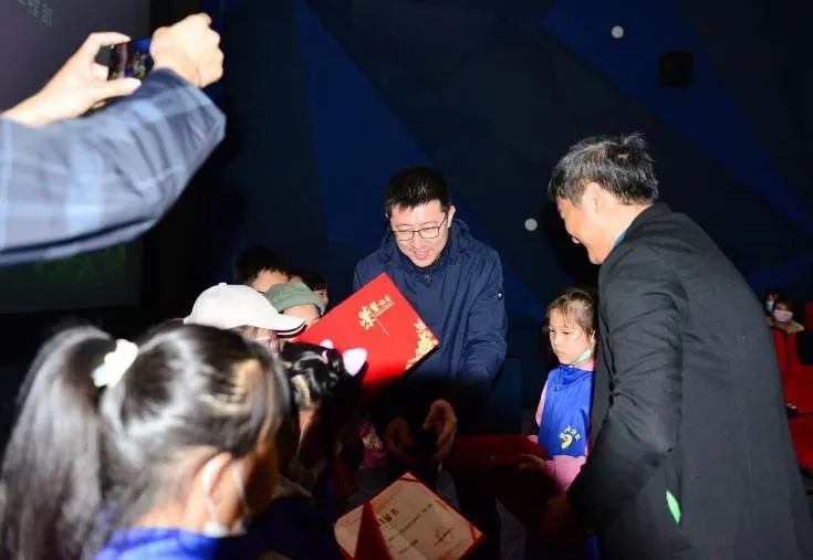 义卖观影爱暖星娃|团市委联合振峰公益团队开展关爱自闭症儿童活动