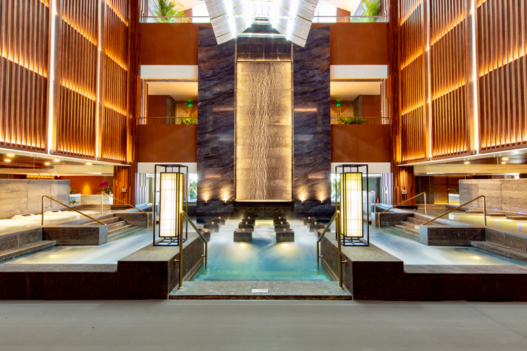 度假吃喝玩一体的温泉酒店,新兴天露山温泉养生度假酒店