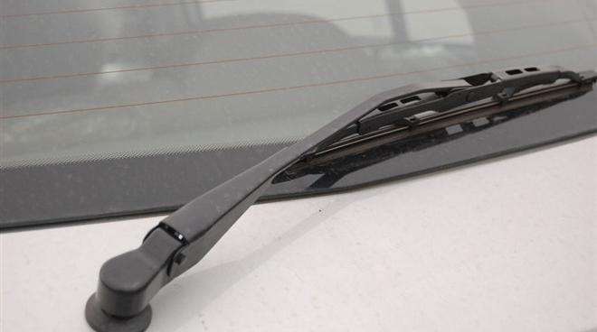 雨刮器雨刷条怎么换,雨刮器刮不彻底怎么修