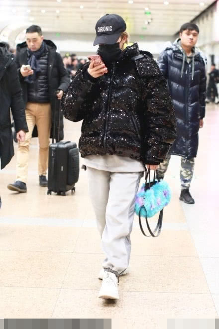 王菊白色运动裤,王菊被吐槽胖