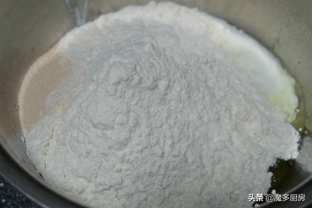 新手做面包用手揉面哪种方法简单,如何揉面发酵做面包