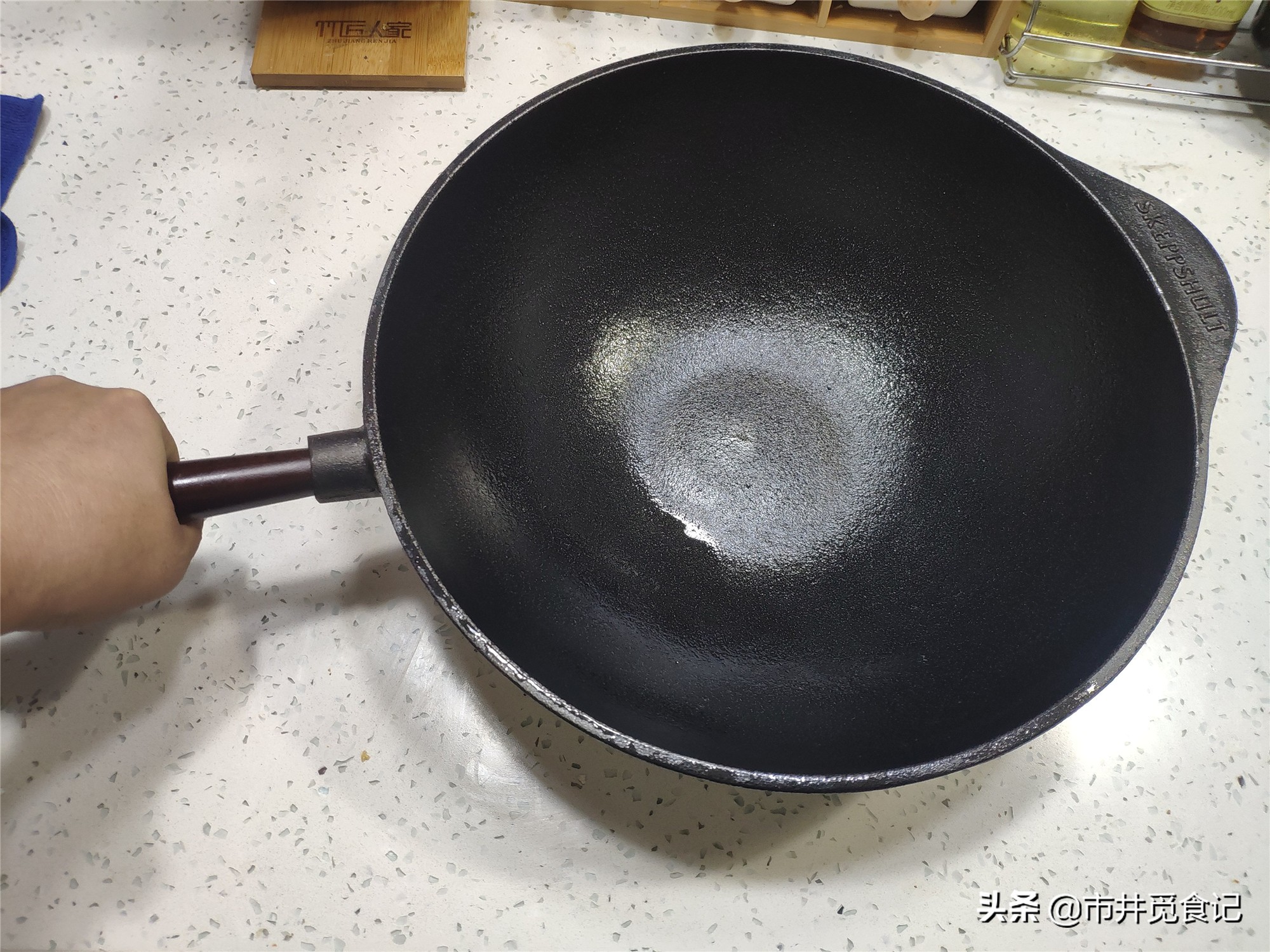 铁锅开锅方法怎么才不粘锅,新锅的正确开锅方法家用铁锅