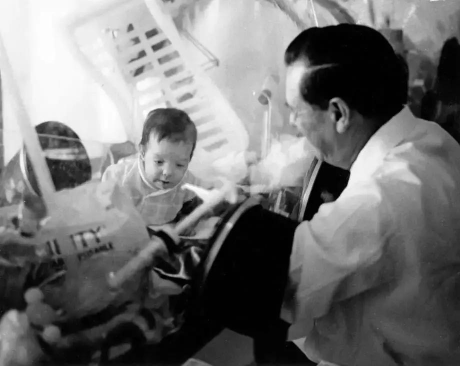 泡泡男孩被隔离12年完整版,12岁男孩走出隔离罩的视频