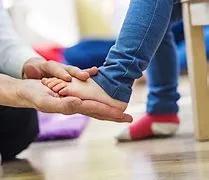 小孩玩多了脚酸脚痛怎么回事,小孩子玩着玩着就脚痛