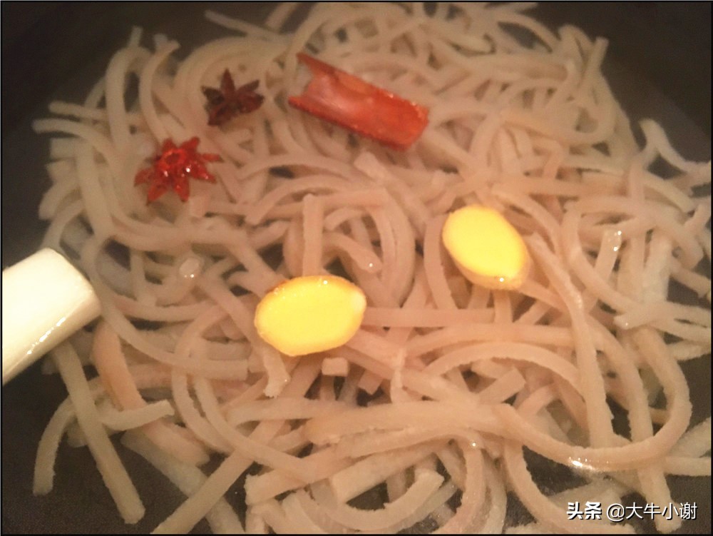 猪皮做出来的冻怎么不透明发白,自制的猪皮冻不凝固怎样回锅补救