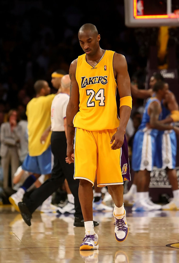 科比zk4季后赛上脚的照片,科比zk4紫金真假对比