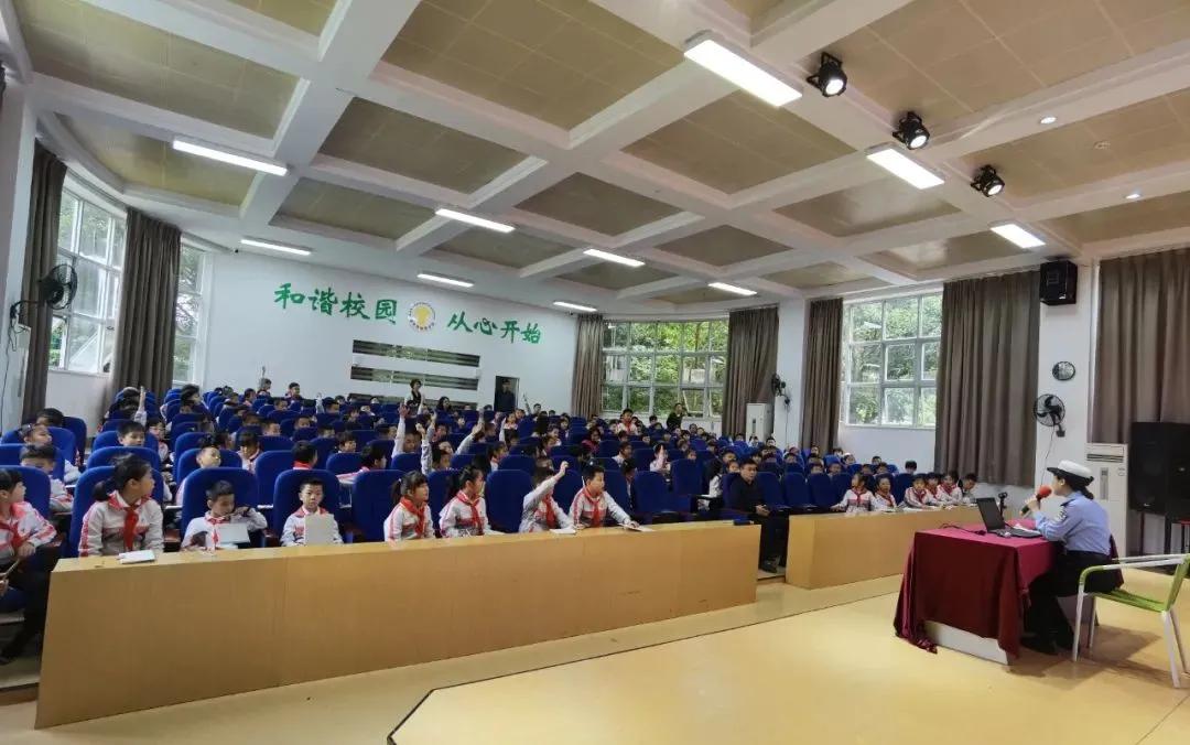 警花带你学交规哪4个时间要记住,警花带你学交规上学请走斑马线