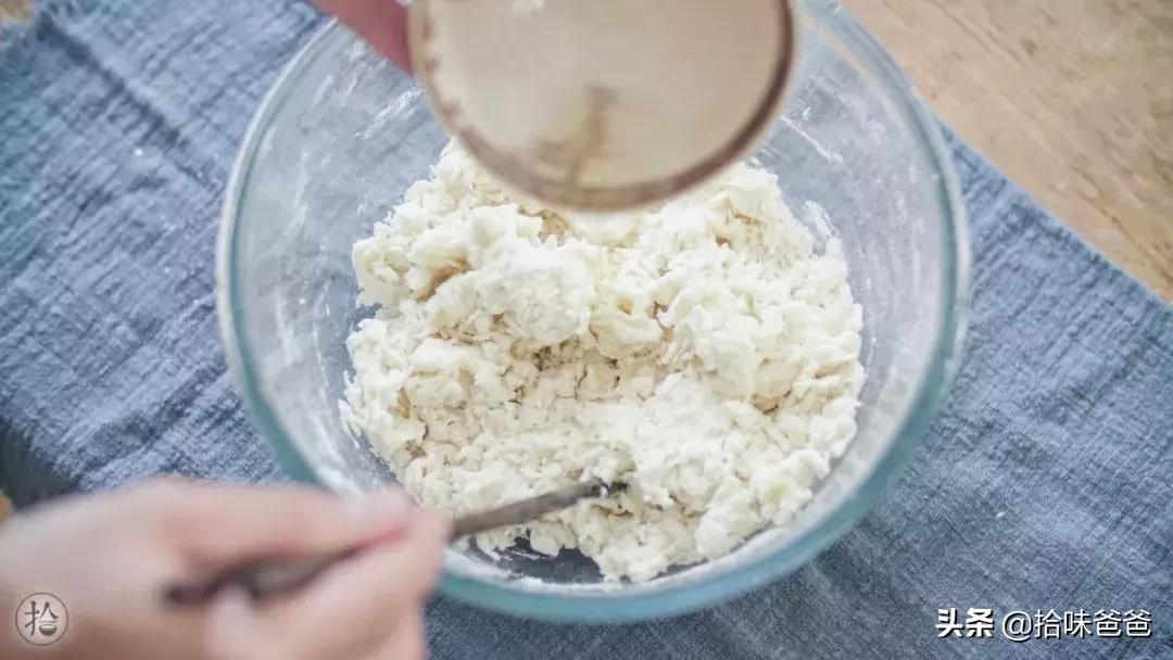 在家也可以做出酥脆的绿豆饼了,在家自制酥皮冰绿豆饼不用烤箱