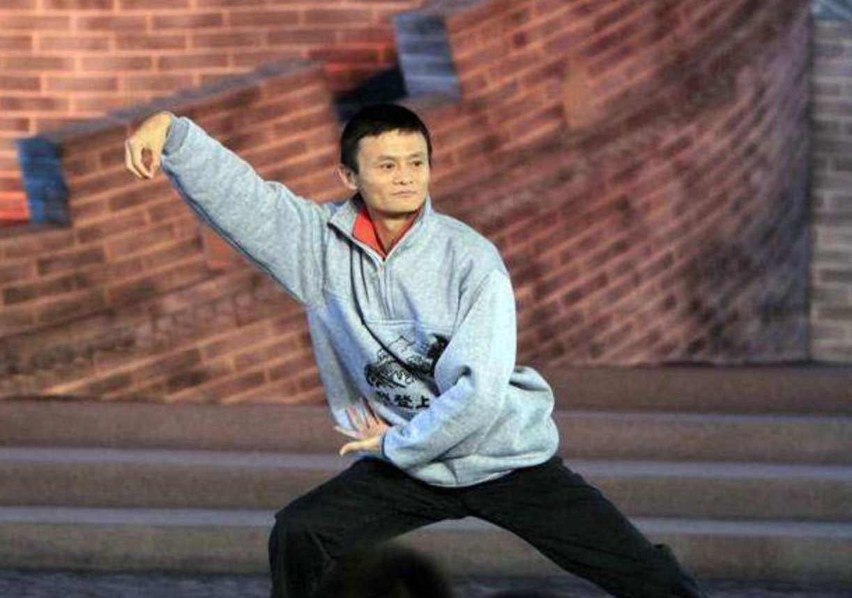 马云卸任阿里董事局主席后放飞自我：指挥大型乐队娇羞捂头