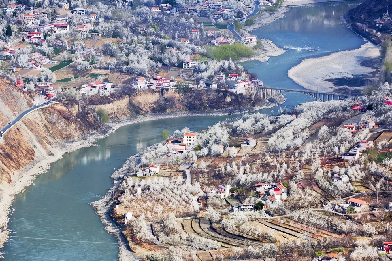 3月川西惊艳了所有人,千树万树梨花开川西