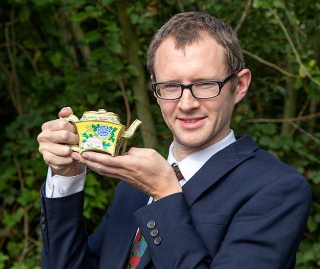 英国一男子挖出一瓶老酒,英国男子挖出150年前老酒