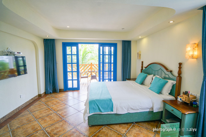 一群年轻人到三亚，摆pose，拍照