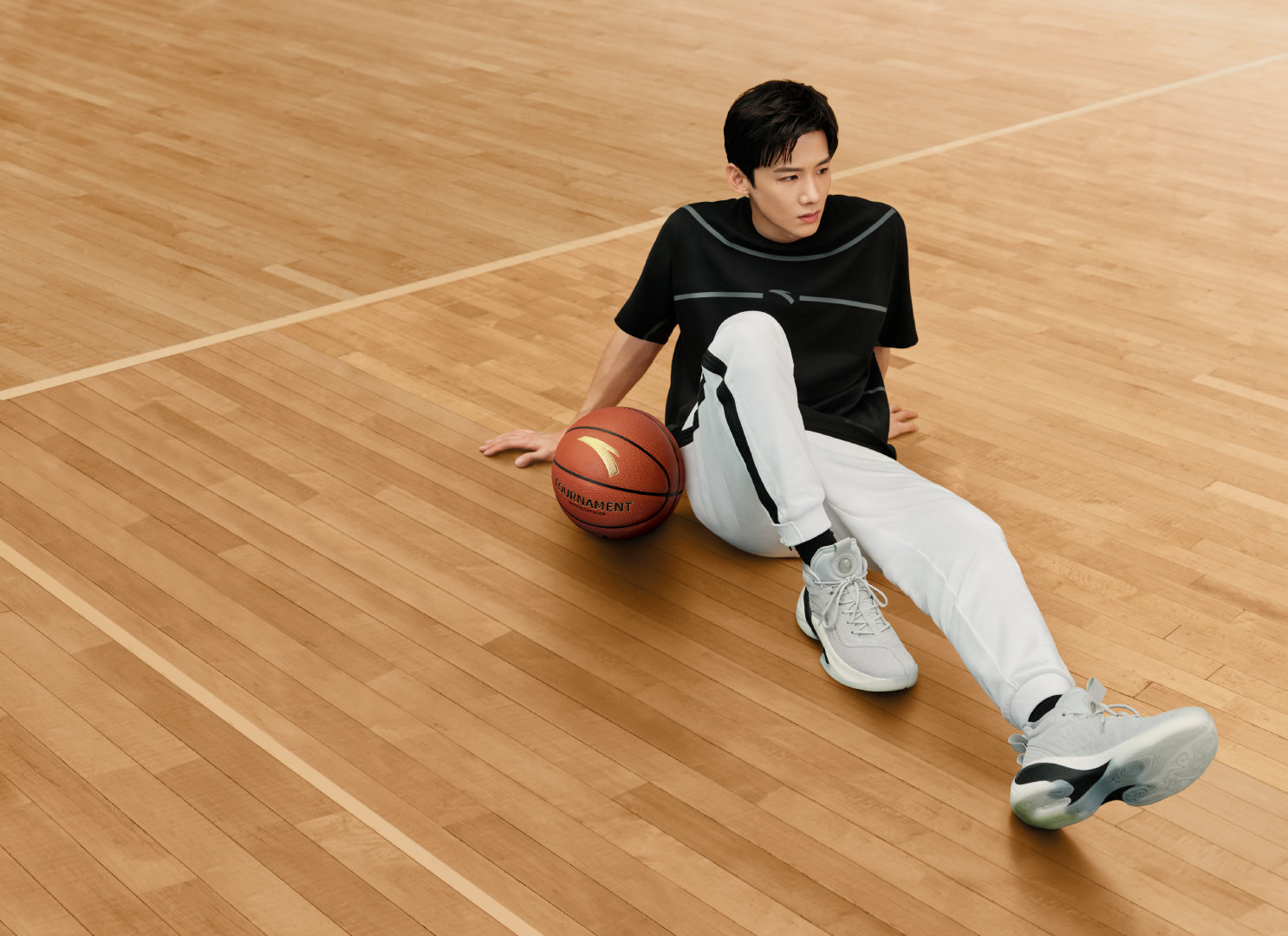 白敬亭穿的安踏粉色篮球鞋是哪双,白敬亭打篮球上海安踏活动背影