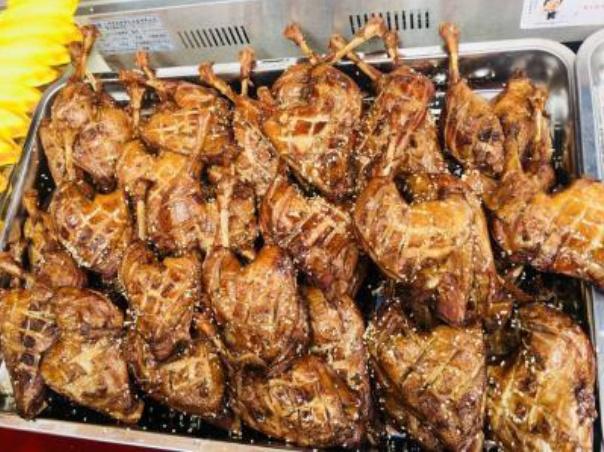 大妈校门口卖便宜小吃1块5个,大叔在学校门口卖小吃一元二个