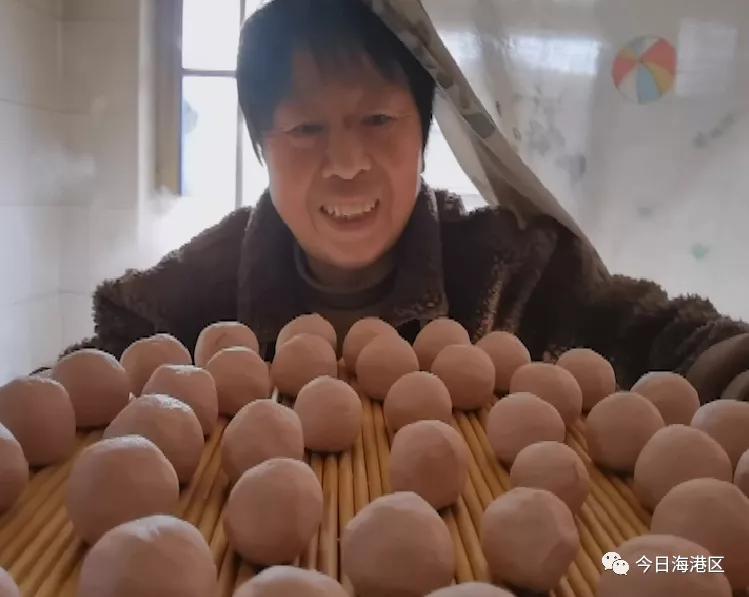 中秋节月圆之时家人团聚吃月饼,月圆人团圆不用等待的团聚更美味