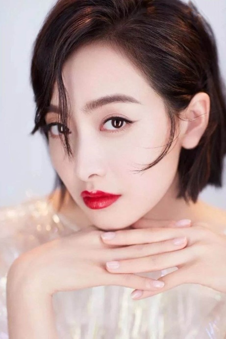 2021最洋气锁骨烫齐肩发适合小脸,奔四的女人短发型