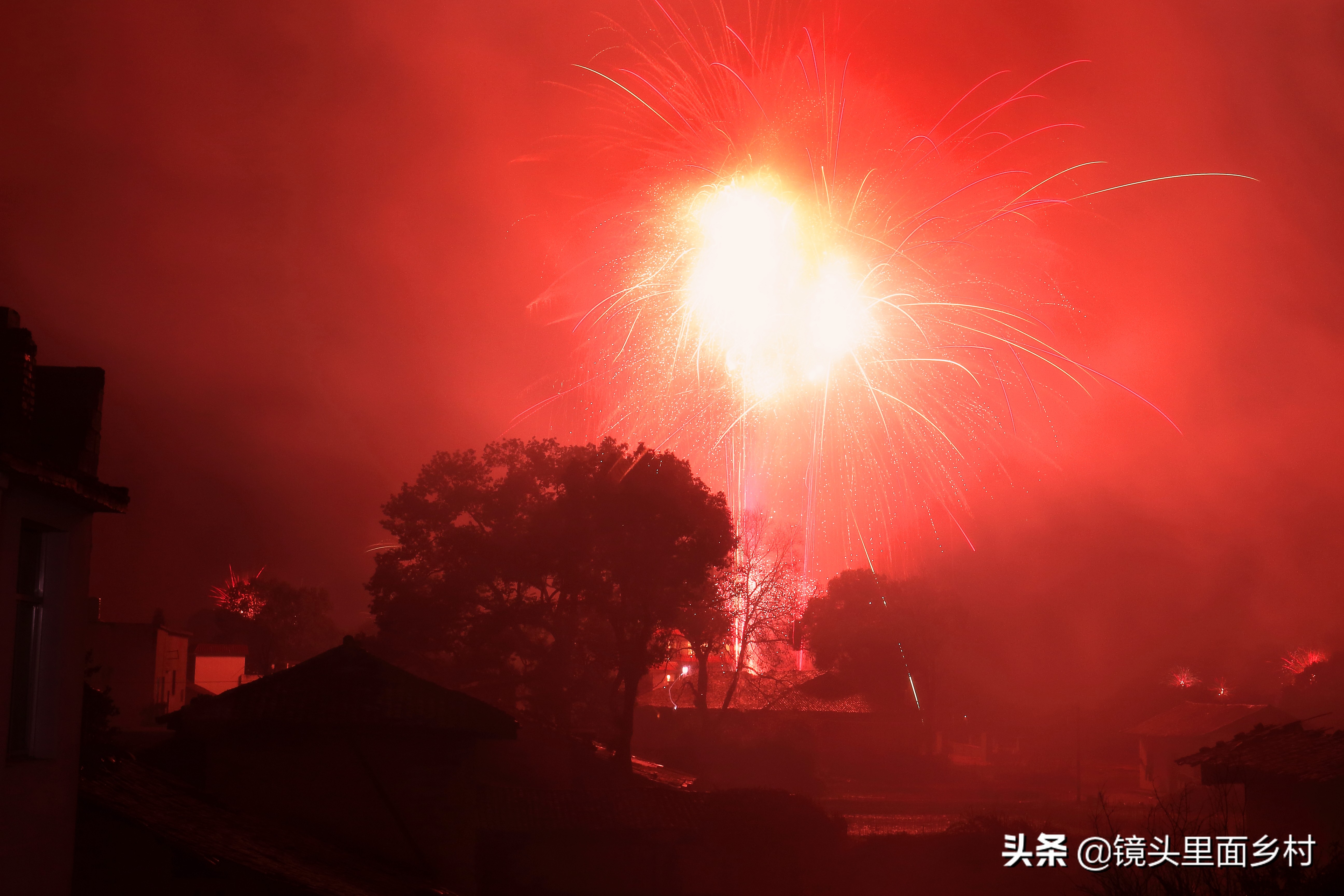 江西修水县何市镇奇异的风俗,元宵节要打大龄未婚男女屁股