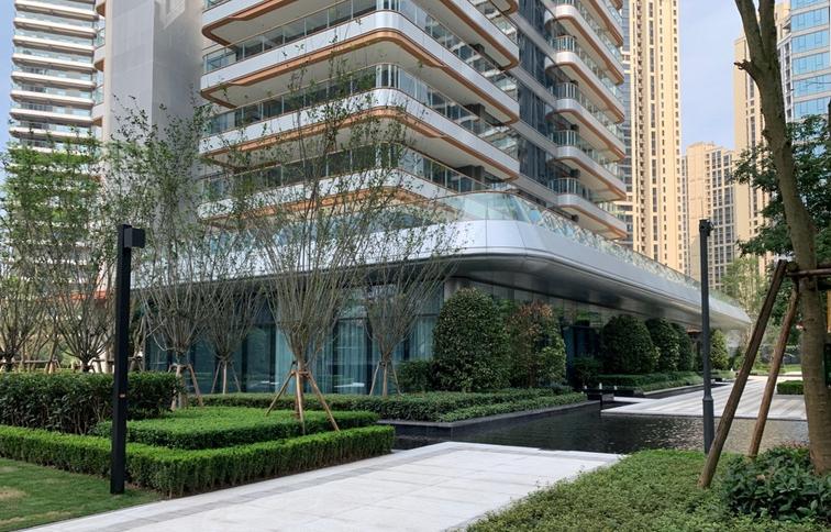 雷翻天！重庆首个带空中泳池的超级豪宅交房，现场惨不忍睹