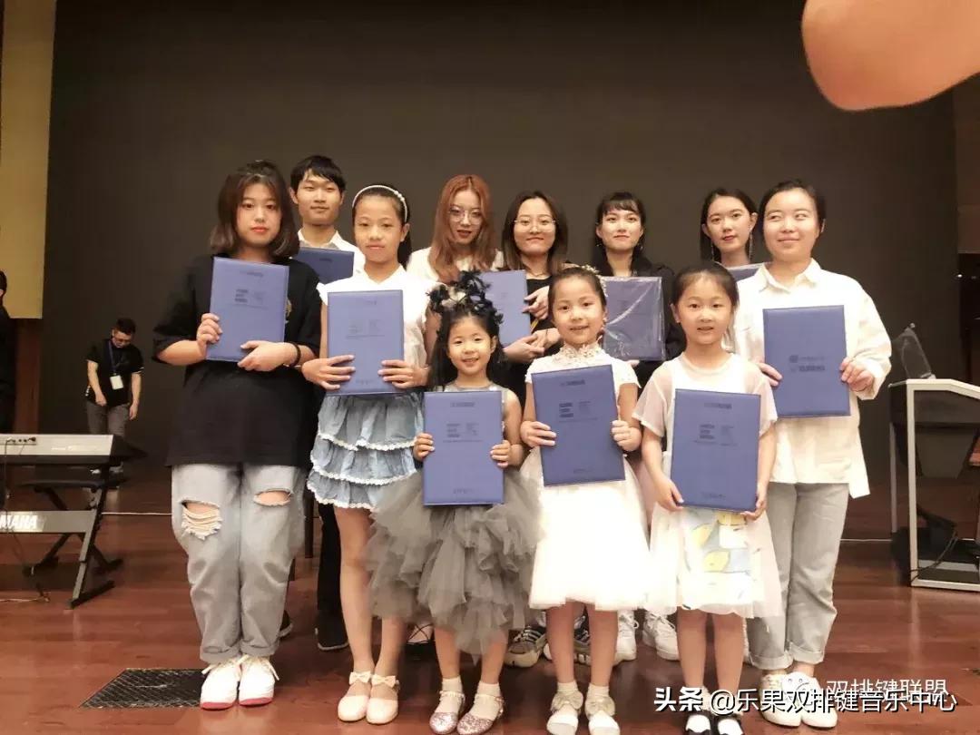 坚持不懈、超越自我，用双排键诠释体育精神